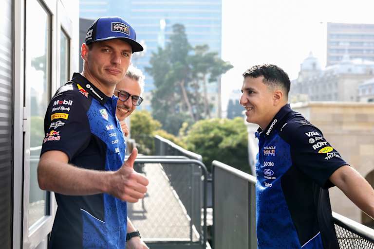 Max Verstappen mit Laurent Mekies und Isack Hadjar