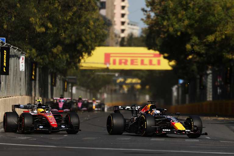 Max Verstappen vor Lewis Hamilton