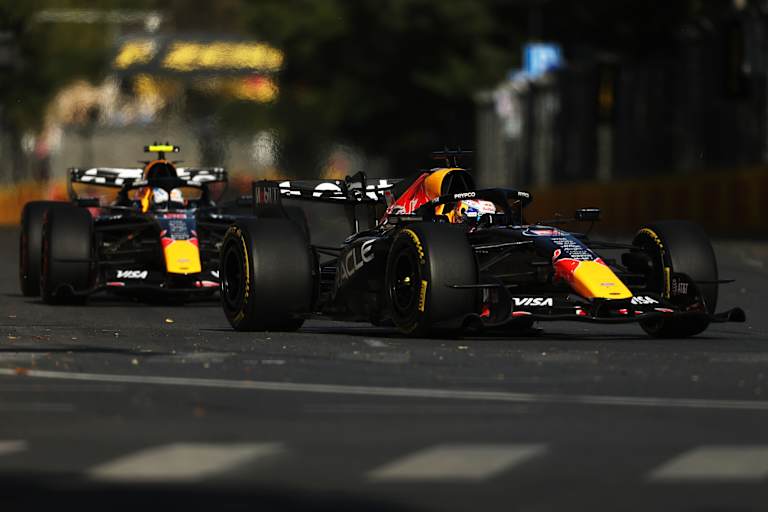 Max Verstappen vor Isack Hadjar in Baku
