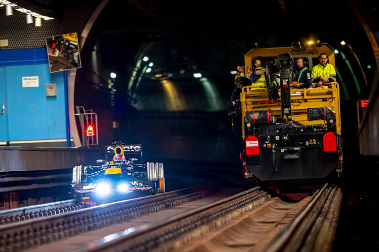 Achtung, Zugdurchfahrt... nein! Formel-1-Auto-Durchfahrt! Der RB8 in Madrid