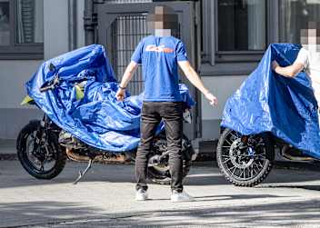 Erwischt: BMW R1300 GS (li.) und M1300 GS mit Boxermotor