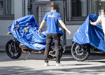 Erwischt: BMW R1300 GS (li.) und M1300 GS mit Boxermotor