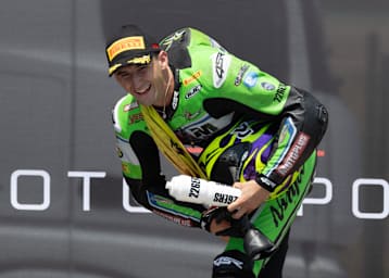 Xavi Arigas jubelt über seinen zweiten Sportbike-Sieg