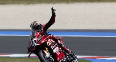 Nicolo Bulega und die Ducati V4R in Symbiose