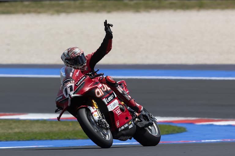 Nicolo Bulega und die Ducati V4R in Symbiose
