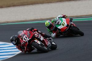 Nicolo Bulega vor Axel Bassani