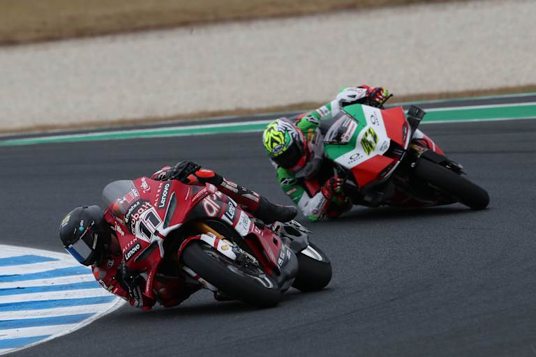 Nicolo Bulega vor Axel Bassani