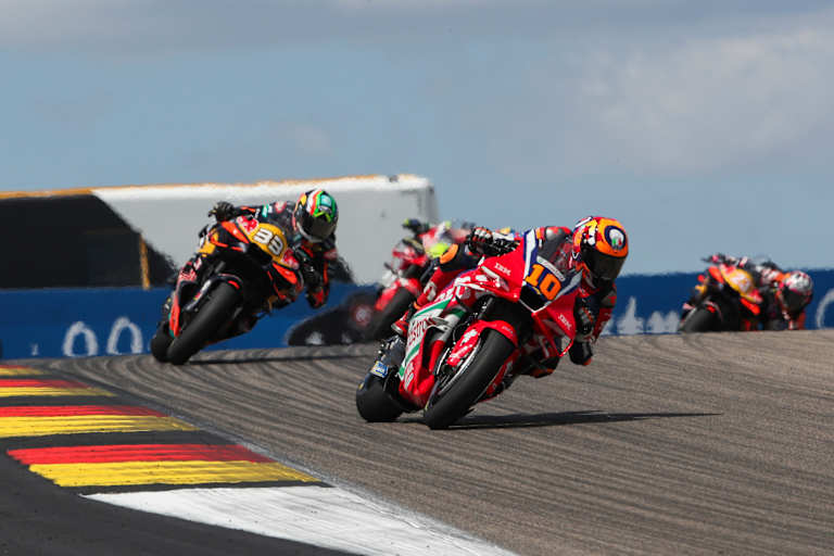 Luca Marini vor Brad Binder