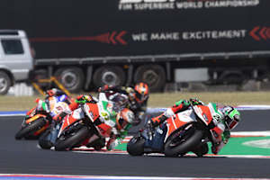 Alex Lowes vor seinem Bimota-Teamkollegen Axel Bassani