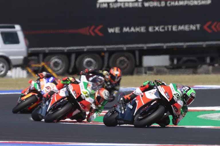 Alex Lowes vor seinem Bimota-Teamkollegen Axel Bassani