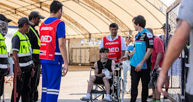 David Alonso wurde mit dem Rollstuhl aus dem Medical Centre gebracht