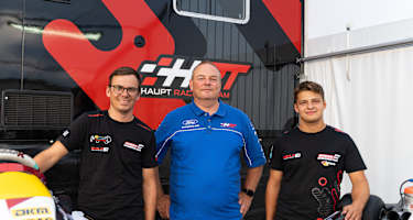 Ulrich Fritz und die Verantwortlichen vom Arena E Sachsenring Junior Team
