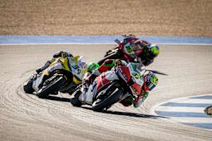 Axel Bassani vor den Ducati-Piloten Baldassarri und Bautista