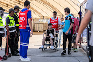 David Alonso wurde mit dem Rollstuhl aus dem Medical Centre gebracht