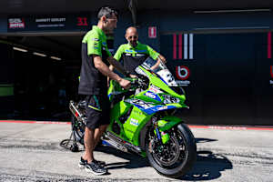 Die Kawasaki ZX-10RR hat mehr Änderungen erfahren, als offensichtlich