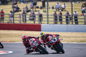 Nicolo Bulega und Yari Montella im Superpole-Race in Donington