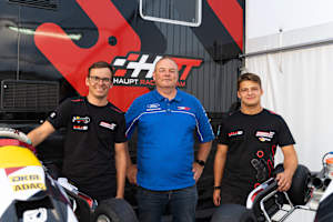 Ulrich Fritz und die Verantwortlichen vom Arena E Sachsenring Junior Team