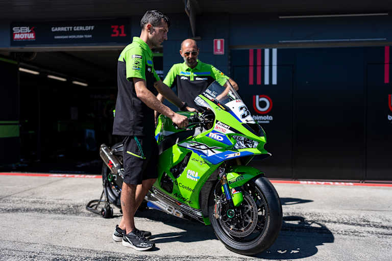 Die Kawasaki ZX-10RR hat mehr Änderungen erfahren, als offensichtlich