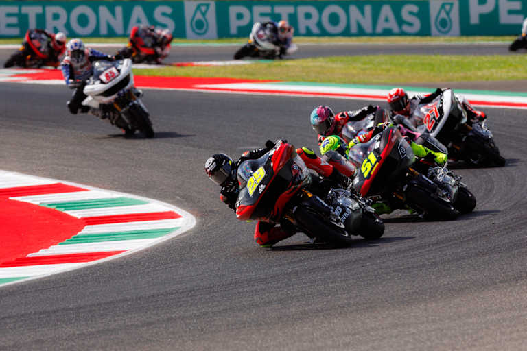 Andrea Iannone vor dem Rest des Feldes