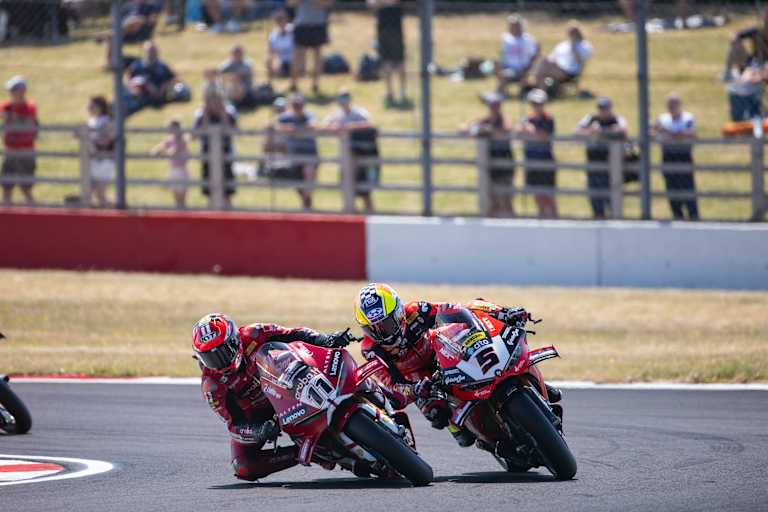 Nicolo Bulega und Yari Montella im Superpole-Race in Donington