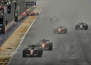 Charles Leclerc mit den zwei McLaren im Nacken