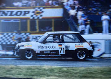 Hans Heyer im Renault 5