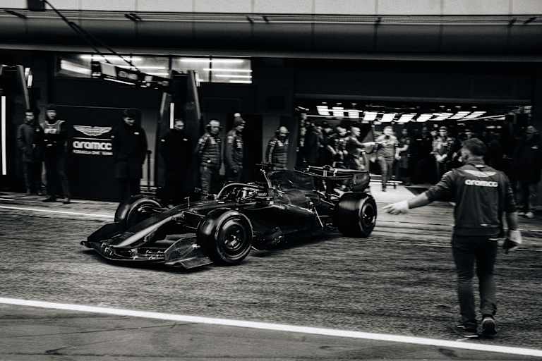 Aston Martin zeigt dieses Bild des neuen Autos