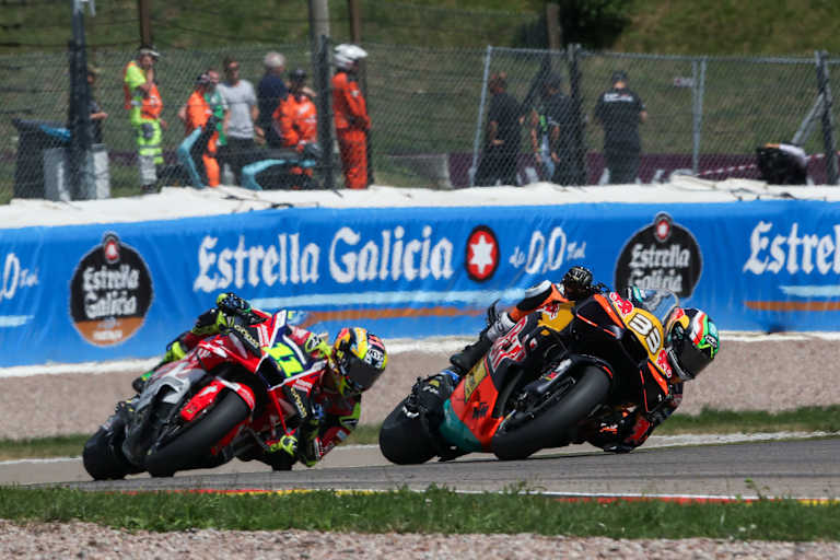 Brad Binder vor Diogo Moreira