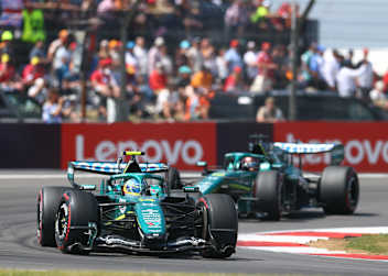 Fernando Alonso vor Lance Stroll in den Aston Martin