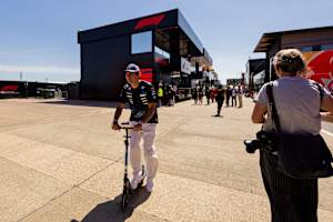 Carlos Sainz saust auf einem Roller durchs Paddock in Silverstone