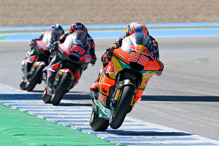 Collin Veijer vor den beiden Intact-Piloten