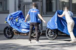 Erwischt: BMW R1300 GS (li.) und M1300 GS mit Boxermotor