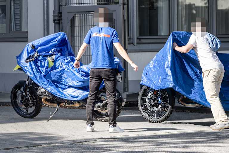 Erwischt: BMW R1300 GS (li.) und M1300 GS mit Boxermotor