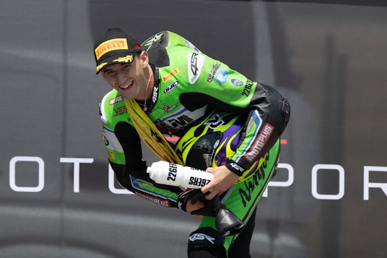 Xavi Arigas jubelt über seinen zweiten Sportbike-Sieg