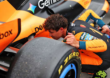 Was ist kaputt? Lando Norris inspiziert seinen McLaren