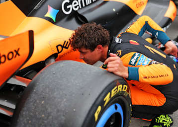 Was ist kaputt? Lando Norris inspiziert seinen McLaren