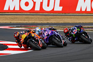 Dreikampf am Ende des Feldes: Pol Espargaro vor Razgatlioglu und Fernandez