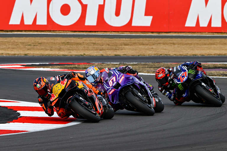Dreikampf am Ende des Feldes: Pol Espargaro vor Razgatlioglu und Fernandez