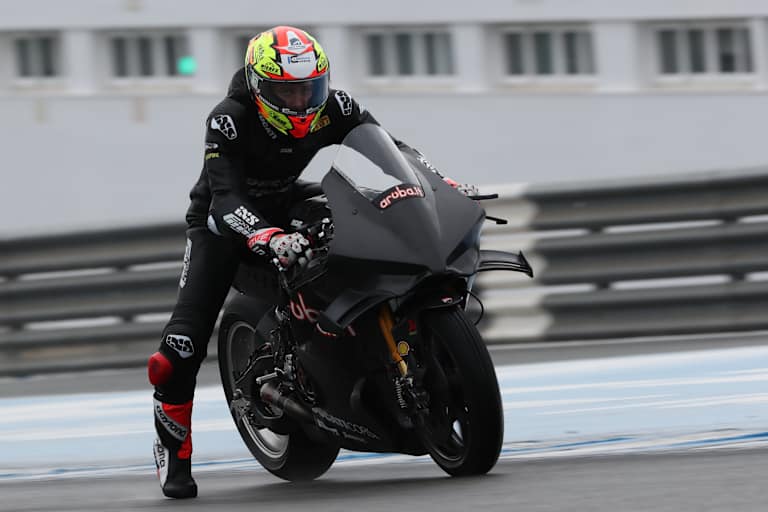 Philipp Öttl auf der neuen Ducati Panigale V4R