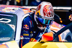 Max Verstappen steigt in seinen Mercedes-AMG GT3 ein