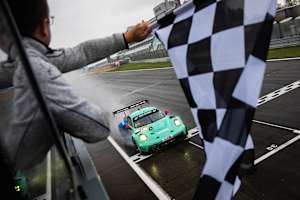 Falken Motorsports entscheidet Regenschlacht für sich