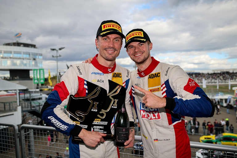 Felix Hirsiger und Finn Zulauf nach ihrem Titelgewinn in Hockenheim