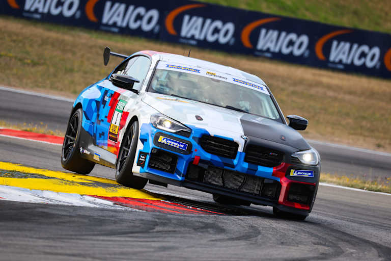 DTM-Kommentator Tobi Schimon im BMW M2 Cup