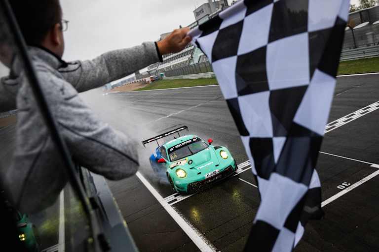 Falken Motorsports entscheidet Regenschlacht für sich