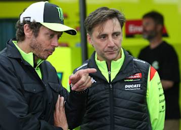 Valentino Rossi mit VR46-Teamanager Pablo Nieto