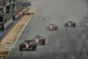 Charles Leclerc mit den zwei McLaren im Nacken