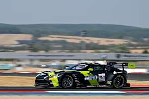 Der Walkenhorst Motorsport Aston Martin vor dem Regen
