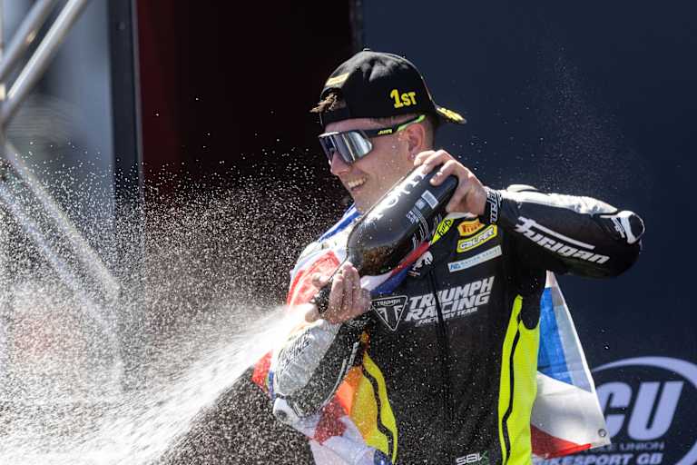 Tom Booth-Amos siegte mit seiner Triumph
