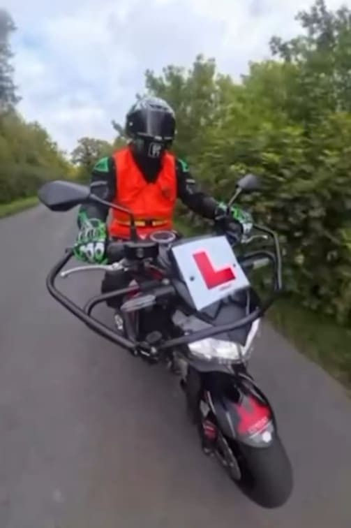 Alex Lowes bei der Fahrschulprüfung