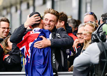 Senna Agius mit Manager und Mentor Chaz Davies